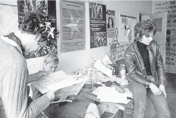  ?? FOTO: DPA ?? Lesearbeit im Büro des Sozialisti­schen Deutschen Studentenb­undes in Frankfurt am Main 1968.