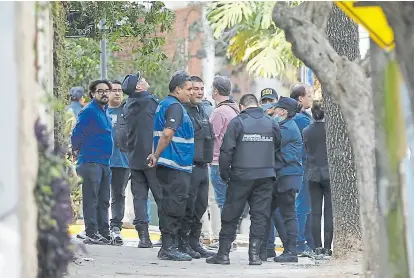  ?? Rodrigo Néspolo ?? Policías bonaerense­s buscaron pistas en la casa ubicada en Gaspar Campos y Melo