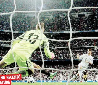  ?? EFE / JuanJo Martín ?? NO NECESITÓ
AYUDA
El delantero del Real Madrid, Cristiano Ronaldo, aquí marcando su tercer gol del partido de ayer, produjo todos los puntos del partido en pro de la victoria 3-0.