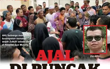  ??  ?? AHLI keluarga mengambil kesempatan menatap wajah Zulkifli sebaik tiba di Hospital Gua Musang.
ZULKIFLI