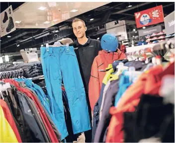  ?? RP-FOTO: RALPH MATZERATH ?? Benjamin Fritz von Intersport in Langenfeld zeigt frisch eingetroff­ene Ware.