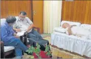  ?? SOURCED ?? Swami Chinmayana­nd taking rest after he fell ill on Monday.