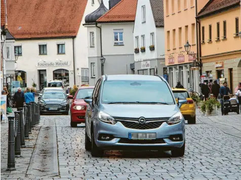  ?? Foto: Mareike König ?? Friedberg hat eine idyllische Innenstadt, die zum Flanieren geradezu einlädt. Wenn da nicht die vielen Autos wären, die über das Pflaster der Ludwigstra­ße durch den Stadtkern rumpeln.