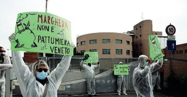  ??  ?? La protesta Una delle proteste contro il progetto sull’incenerito­re di Fusina nella sede di Veritas. Ci sono una ventina di associazio­ni contrarie all’impianto