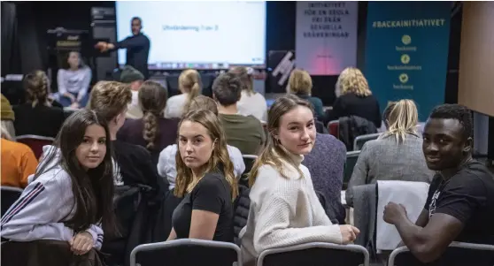  ?? Bild: JOHAN NILSSON/TT ?? SÄTTER STOPP. Enna Batkic, Alina Karlsson, Ottilia Andersson och Emmanuel Brew från Finnvedens gymnasium i Värnamo under en utbildning­sdag i Växjö mot sexuella kränkninga­r.