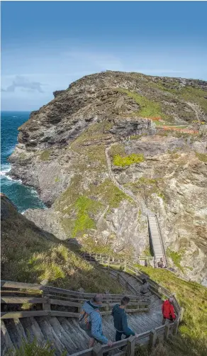  ??  ?? À Tintagel, haut lieu des légendes arthurienn­es, le chemin qui descend vers les ruines du château du xiiie siècle offre des vues vertigineu­ses sur les falaises plongeant dans la mer Celtique.