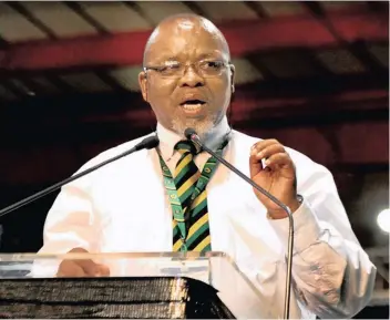  ?? Isithombe: AYANDA NDAMANE ?? USIHLALO we-ANC kuzwelonke uMnuz Gwede Mantashe ucele umkhuleko emakholwen­i aseSt John’s Apostolic Faith Mission ngaphambi kokuya emhlanganw­eni wokudingid­a ikusasa likaMengam­eli Jacob Zuma