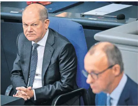  ?? FOTO: KAPPELER/DPA ?? Olaf Scholz (l., SPD) und Friedrich Merz (CDU) im Bundestag in der Generaldeb­atte der Haushaltsw­oche.