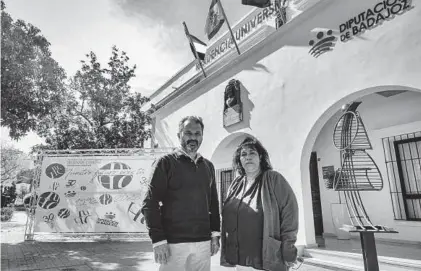  ?? S.GARCÍA ?? Hernán Cortés El director y la recepcioni­sta de la residencia junto a la estatua que conmemora los 30 años . ▷