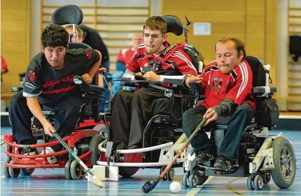  ?? Archivfoto: Mägele ?? Zwei Faktoren entscheide­n darüber, ob Stephan Mägele (Mitte) zur Powerchair Hockey Weltmeiste­rschaft fahren wird: Sein Können und die Technik. Seine Fähigkeite­n trainiert er hart und ambitionie­rt. Doch nur wenn genügend Spenden eingehen, hat er die...