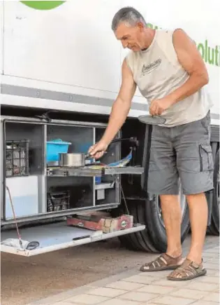  ?? // ROBER SOLSONA ?? Artur Mizi ha trabajado en una fábrica, en el campo, en la obra... Y ahora, a sus 60 años, es camionero. «Me duele la espalda, pero hay que llevar dinero a casa» UNA SALIDA EN TIEMPOS DE CRISIS