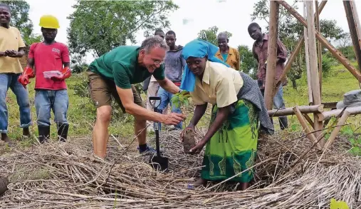  ?? FOTO: SES ?? Ralf Schaab ist Agrarökono­m und war als Freiwillig­er auf dem afrikanisc­hen Kontinent unterwegs.