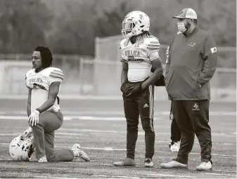  ?? Karen Warren / Staff photograph­er ?? Coach Jerry Prieto, with top weapons Reggie Branch, kneeling, and Deniquez Dunn, will try to reprise the giant-killer role Crosby has perfected in the playoffs against Aledo on Friday.