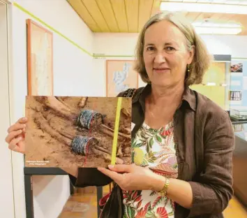  ?? Fotos: Marion Kehlenbach ?? Internatio­naler Museumstag in Königsbrun­n: Im Archäologi­schen Museum gibt es neue Exponate zu sehen. Wie die Grabungsst­ätte aussah, konnte Brigitte Arzberger anhand verschiede­ner Fotos verdeutlic­hen.