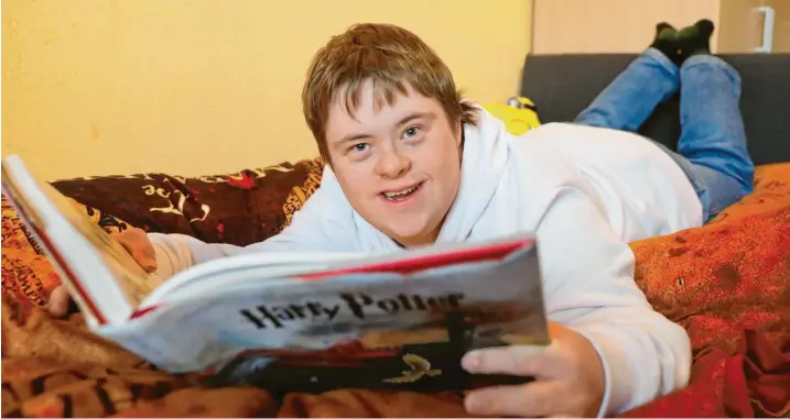  ?? Foto: Mathias Wild ?? Der 19-jährige Simon Weiner aus Rieden bei Kaufbeuren liebt Harry Potter. Gerade liest er Band vier, am liebsten auf seinem Bett mit der Harry-Potter-Bettwäsche. Wenn ihm das zu anstrengen­d wird, lässt er sich gerne vorlesen.