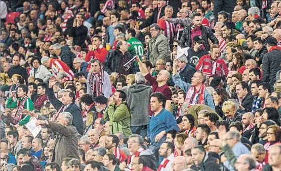  ?? FOTO: EFE ?? Una nueva decepción La hinchada rojiblanca se las prometía felices tras el buen partido realizado en Villarreal, pero el Depor volvió a sacar a relucir las carencias del equipo de Ziganda