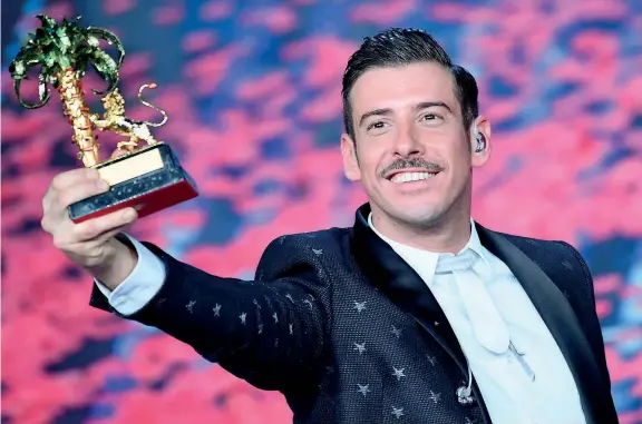  ??  ?? Con il trofeo Francesco Gabbani è nato a Carrara, in Toscana. Prima faceva parte di una band, poi ha tentato la carriera solista: il successo è arrivato a 35 anni. Ha scritto brani per Celentano e Francesco Renga