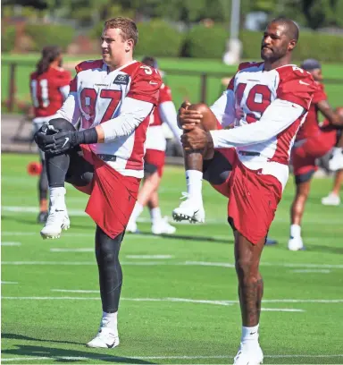  ?? TOM TINGLE/THE REPUBLIC ?? The Cardinals’ Zach Allen, left, and Andre Branch stretch during practice on Aug. 2.