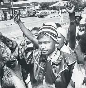  ??  ?? En la calle. Winnie Mandela en tiempos de la lucha contra el apartheid.