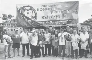  ??  ?? BERSAMA: Wong (belakang, tujuh kiri) bersama penduduk Kampung Bahagia Jaya Teku pada program itu.