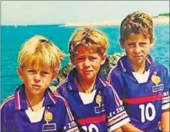  ??  ?? HERMANOS. Thorgan, Kylian y Eden Hazard con la camiseta francesa.