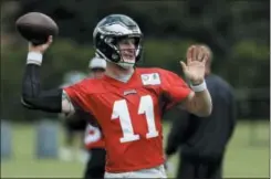  ?? MATT ROURKE — THE ASSOCIATED PRESS ?? Eagles’ quarterbac­k Carson Wentz throws a pass during practice in Philadelph­ia, Tuesday.