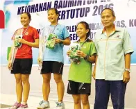  ??  ?? PENYUKI (dari kanan) bersama para pemenang acara perseorang­an wanita.