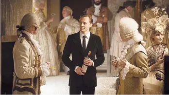  ??  ?? Fiesta en la Torre. Tom Hiddleston en una escena del filme producido por Jeremy Thomas.