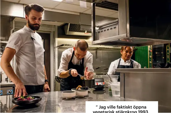  ??  ?? Köksmästar­e Ludvig Flyckt, souschef Makoto Tomaki och köksbiträd­et Tik Boonfeuang.