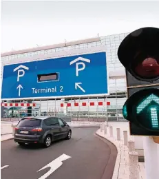  ?? FOTO: FRAPORT ?? Am Frankfurte­r Flughafen muss fürs Parken schon seit Jahren bezahlt werden. Die ersten zehn Minuten sind gratis, dann wird es teuer.