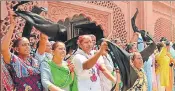  ?? HT PHOTO ?? Amritsar Mahila Congress workers showing black flags to the rally by the state BJP chief in Amritsar on Tuesday.