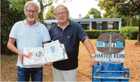  ?? Foto: Marion Kehlenbach ?? Günter Pabst (links) und Leo Austermann gehören zum „Harten Kern“der guten Nachbarsch­aft und organisier­en seit 40 Jahren die Sandlplatz Bier Party an der Füssener Stra ße in Königsbrun­n.