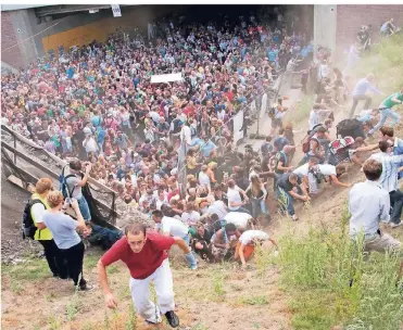  ?? FOTO: DPA ?? Tausende versuchten der Massenpani­k auf der Duisburger Loveparade zu entkommen.