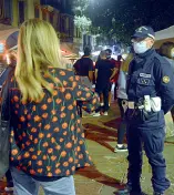  ??  ?? Dall’alto, i locali di corso Garibaldi; una pattuglia dei carabinier­i nel piazzale di Porta Genova; folla sui Navigli; agenti della polizia locale informano alcuni giovani