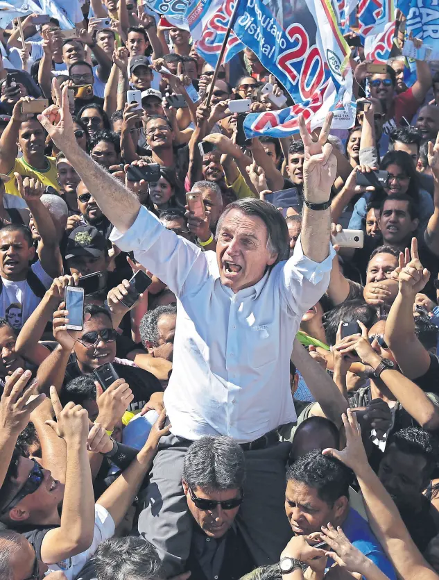  ?? Eraldo PErEs/ aP ?? Jair bolsonaro, vencedor en la primera vuelta de las elecciones brasileñas, entre sus seguidores en brasilia