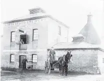  ?? PHOTO: WAITAKI DISTRICT ARCHIVE ?? Last call . . . The North Otago Brewery in the days before its closure in 1915.