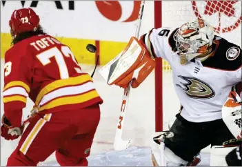  ?? LARRY MACDOUGAL – THE CANADIAN PRESS VIA AP ?? Ducks goalie John Gibson makes a save against the Calgary Flames' Tyler Toffoli during Anaheim's 3-1road victory.