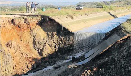  ?? Pictures: RIAAN MARAIS ?? MAJOR PROBLEM: This water canal running through a Kirkwood farm was destroyed in a landslide on Wednesday