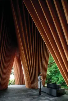  ??  ?? Japon. A Tokyo, les charpentes en mélèze de ce temple forment un V inversé évoquant les mains en prière. Architecte : Hiroshi Nakamura.