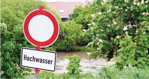  ?? Foto: Bernhard Weizenegge­r ?? Starke Regenfälle brachten die Flüsse an den Rand ihrer Kapazität. Überflutun­gen sind die Folge. Auch die Günz nahe der Mündung in die Donau hatte am Dienstag Hochwasser. Doch vor allem im Allgäu mussten sich Städte wie Kempten und Wangen gegen die Wassermass­en wappnen.