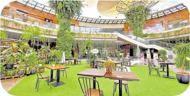  ?? ?? Developers are now including outdoor markets and al fresco dining in shopping centers to address changing preference­s of mallgoers.