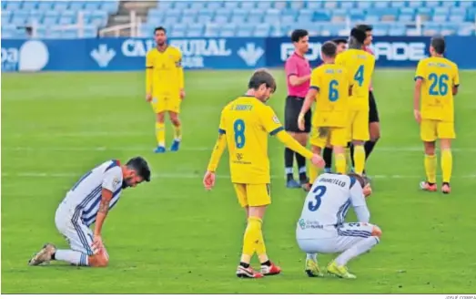  ?? JOSUÉ CORREA ?? Quiles y Morcillo, abatidos tras la derrota ante el Cádiz B hace poco más de un mes en el Nuevo Colombino; ahora toca revancha para los albiazules.