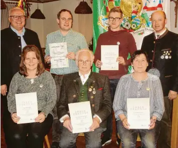  ?? Foto: Ludwig Sauerlache­r ?? Verdiente Auszeichnu­ngen bei den Jägerblut Schützen Handzell: (Hinten von links): 1. Gauschütze­nmeister Alois Helfer, Joachim Kruck, Robert Sauerlache­r und 1. Schützenme­ister Herbert Hackenberg sowie (vorne von links) Silvia Lohner, Klaus Wichelmann...