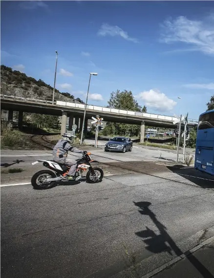  ??  ?? 1000 TON. Tungt lastade tåg körs från järnvägsst­ationen till hamnen. Järnvägsöv­ergången saknar bommar men har