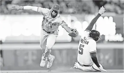  ?? BRETT DAVIS/USA TODAY SPORTS ?? Amed Rosario, left, and the Mets and Freedie Freeman, right, and the Braves have shown fight despite inconsiste­ncy.