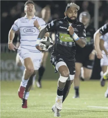 ??  ?? Glasgow winger Niko Matawalu sprints home from 80 yards to score his second try of the night.