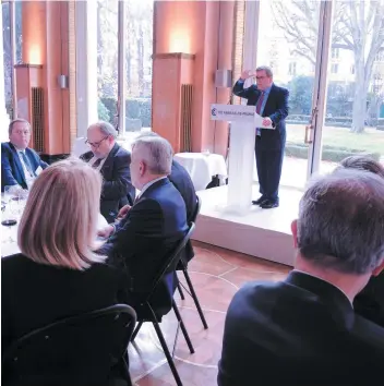  ?? PHOTO JEAN-LUC LAVALLÉE ?? Régis Labeaume a prononcé un discours devant une centaine de personnes à la Chambre de commerce et d’industrie de la région Paris Île-de-france, hier.