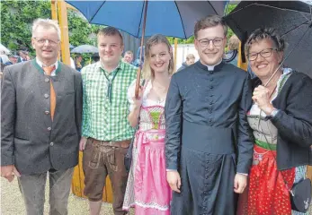  ?? FOTO: AFI ?? Eingerahmt von seiner Familie: Johannes Huber mit seinen Eltern Maria und Ulrich Huber sowie den beiden Geschwiste­rn Anna und Lukas.