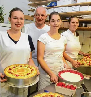  ?? Foto: Erich Echter ?? Lernen bei Fritz Gulden in der Bäckerei und Konditorei Gulden in Aichach: (von links) die angehende Kon ditorei und Bäckerei Fachverkäu­ferin Antonia Gundel sowie die Auszubilde­nden im Konditorha­ndwerk Se lina Zach und Elisabeth Nassl.