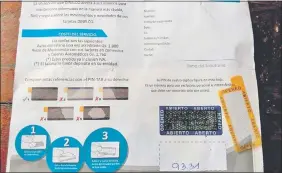  ??  ?? Se observa el sobre con las instruccio­nes para el uso de la tarjeta de débito para los beneficiar­ios de la ayuda estatal.